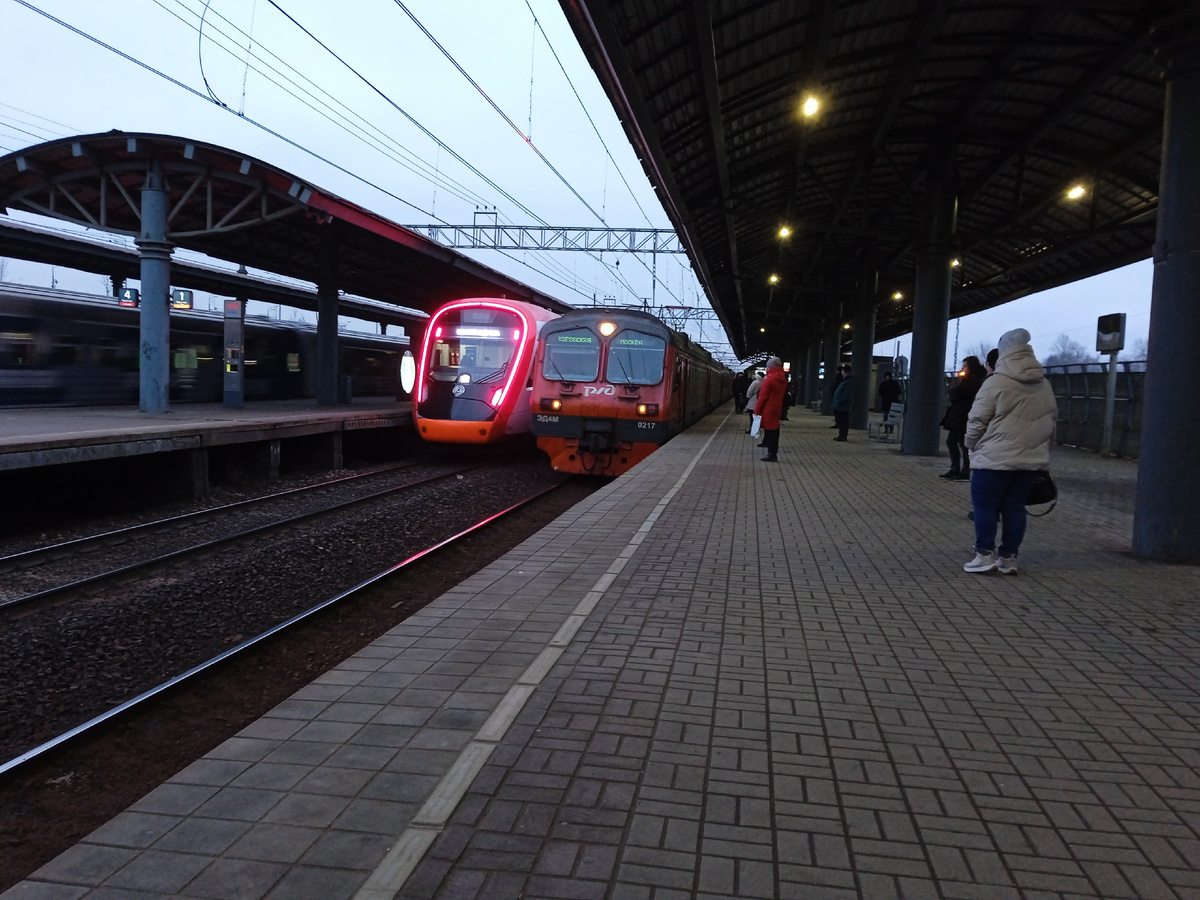 Старый друг лучше новых  двух, или встреча Иволги и "монстрика" ЭД4М: первая отправилась в сторону пл. Ипподром, второй - прибыл из Куровской, чтобы доставиьб людой в том числе и до Казанского вокзала.