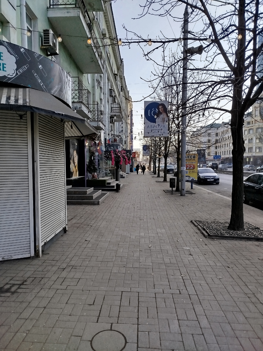 Новогодние украшения на улице Артёма в феврале.