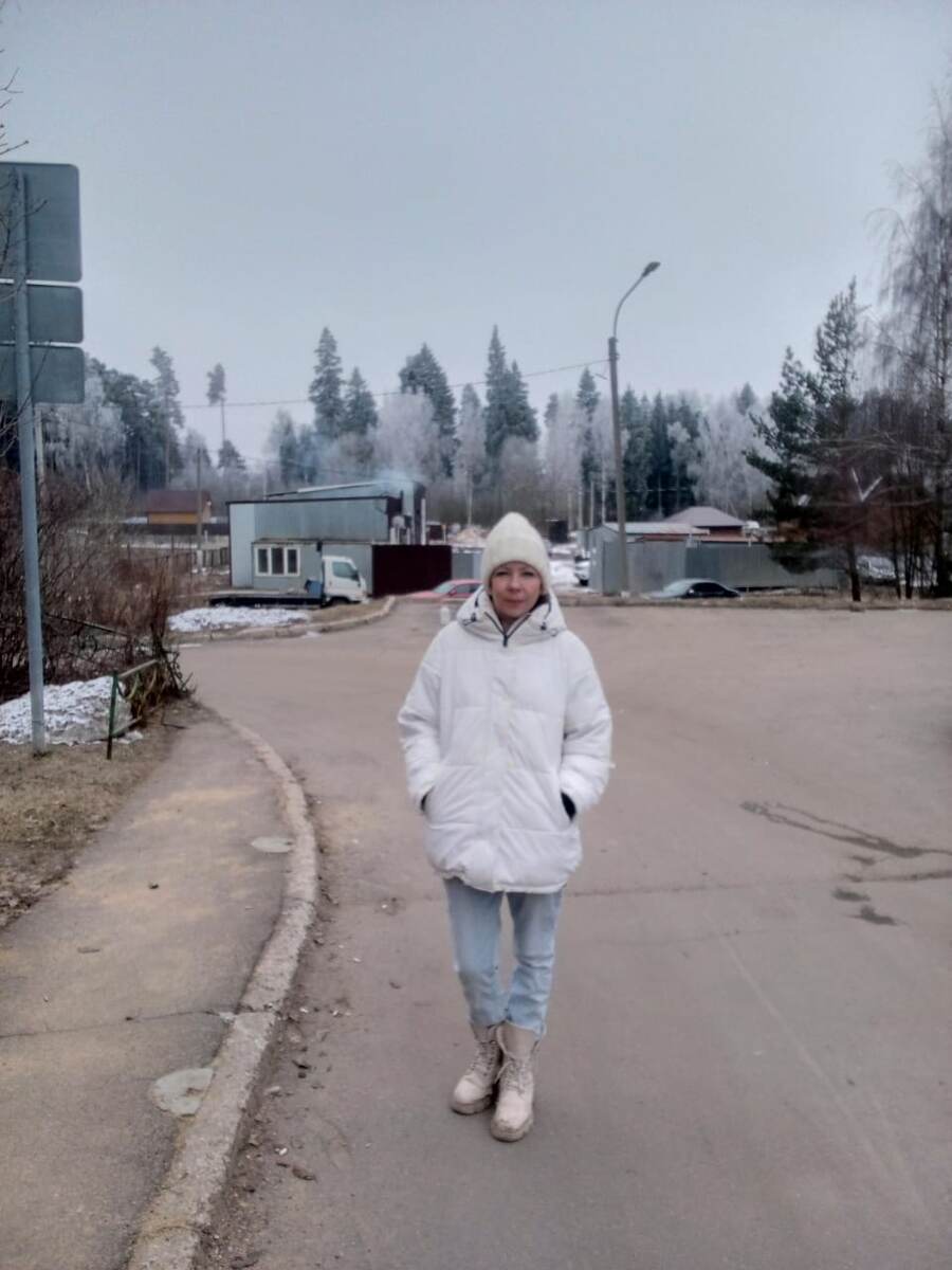 Вчера проснулась, посмотрела в окошко, а там деревья в "серебре"!!! Ну ОООчень красиво😍😍😍😍. В лес фотографироваться не пошли, а на фоне красоты на память запечатлелась😉 Неужели зима пришла!!!! И не сильно холодно (-5), и закончились грязь и гололёд. Ждём снега для полного ощущения зимы) 