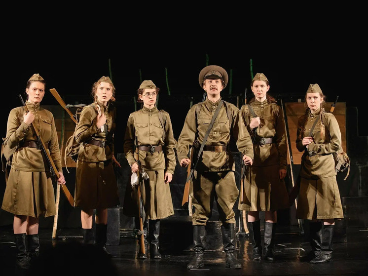     «А зори здесь тихие» в исполнении молодых актеров выпускного курса Университета на сцене Театрального-концертного зала им. А. Петрова СПбГУП Фото: пресс-служба СПбГУП