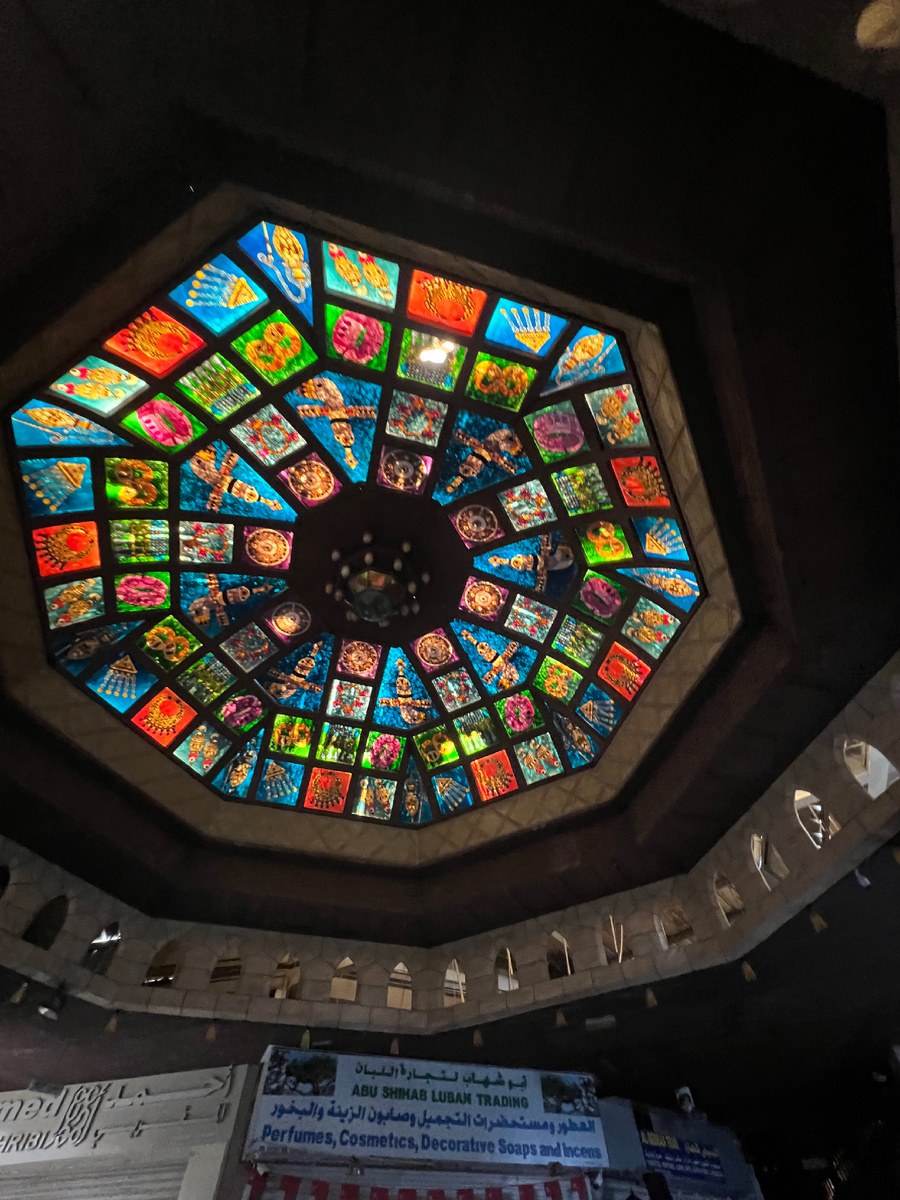 Потолок в переулке рынка Сук Мутра в Маскате