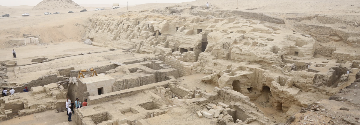 В мае египетские официальные лица объявили об обнаружении древнеегипетских мастерских мумификации в районе Саккара в Гизе. Новые артефакты, в том числе каменные пласты и инструменты для мумификации, относятся к периоду Птолемеев и 30-й династии