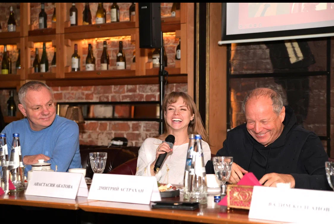 Актеры Александр Мохов и Анастасия Акатова, режиссер Дмитрий Астрахан 