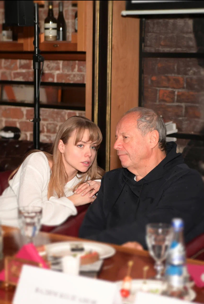 Актриса Анастасия Акатова ( исполняет роль Риты) и режиссер Дмитрий Астрахан