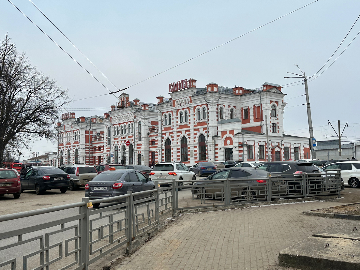 Здание вокзала «Калуга-1» находится по адресу: г. Калуга, пл. Привокзальная, д. 3. Двухэтажное строение из красного кирпича на высоком фундаменте было построено в 1898 году в смешанном стиле, характерном для модерна. Практически всё внешнее убранство дошло до наших дней в первозданном виде. Вокзал «Калуга-1» объединяет железнодорожное и автобусное сообщение, а также является отправной точкой для городского маршрута №1.