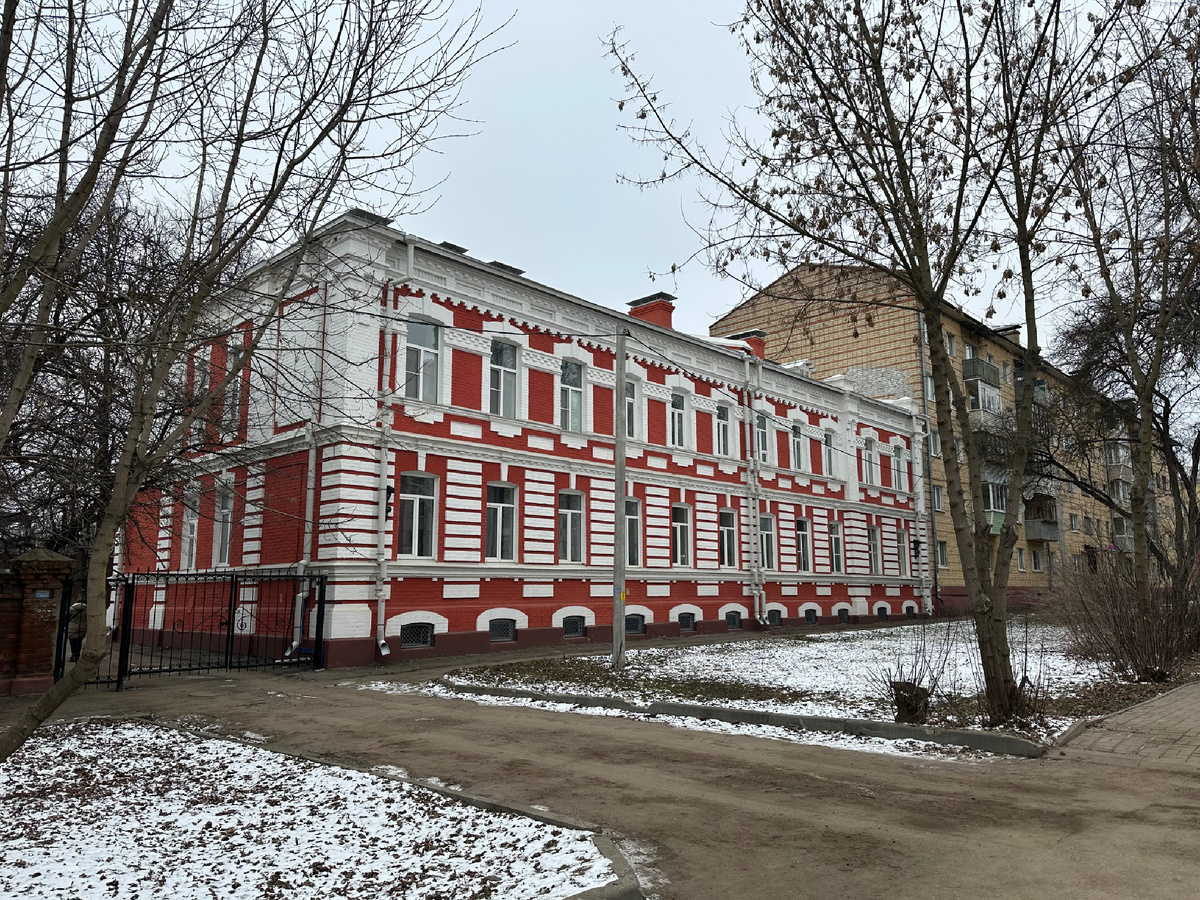Жилой дом 1900–1903 годов в Калуге — объект культурного наследия регионального значения, памятник градостроительства и архитектуры. Адрес: ул. Ленина, д. 18. Дом является частью ансамбля казённого винного склада и завода и построен в «кирпичном стиле», характерном для конца XIX — начала XX веков. 