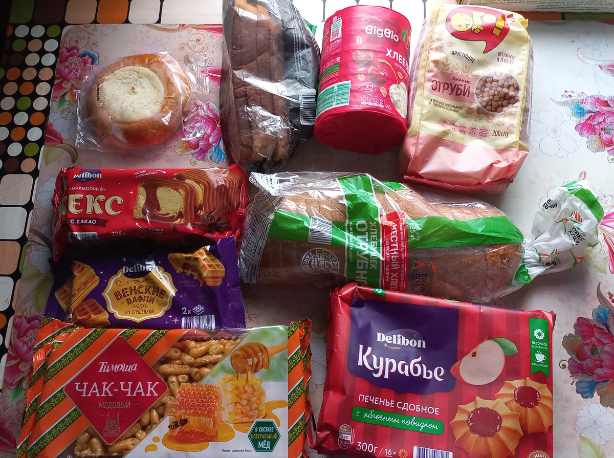 Хлеб белый, хлеб чёрный и ватрушки, конечно же, беру по несколько штук.