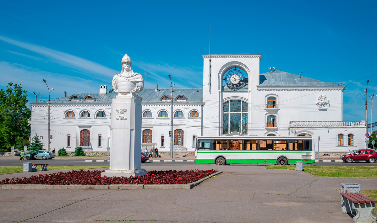 В Петербурге междугородние автобусы регулярно отправляются с автовокзала на Обводном канале. В пути до Новгорода — 3 часа. Фото: shushonok / Shutterstock.com
