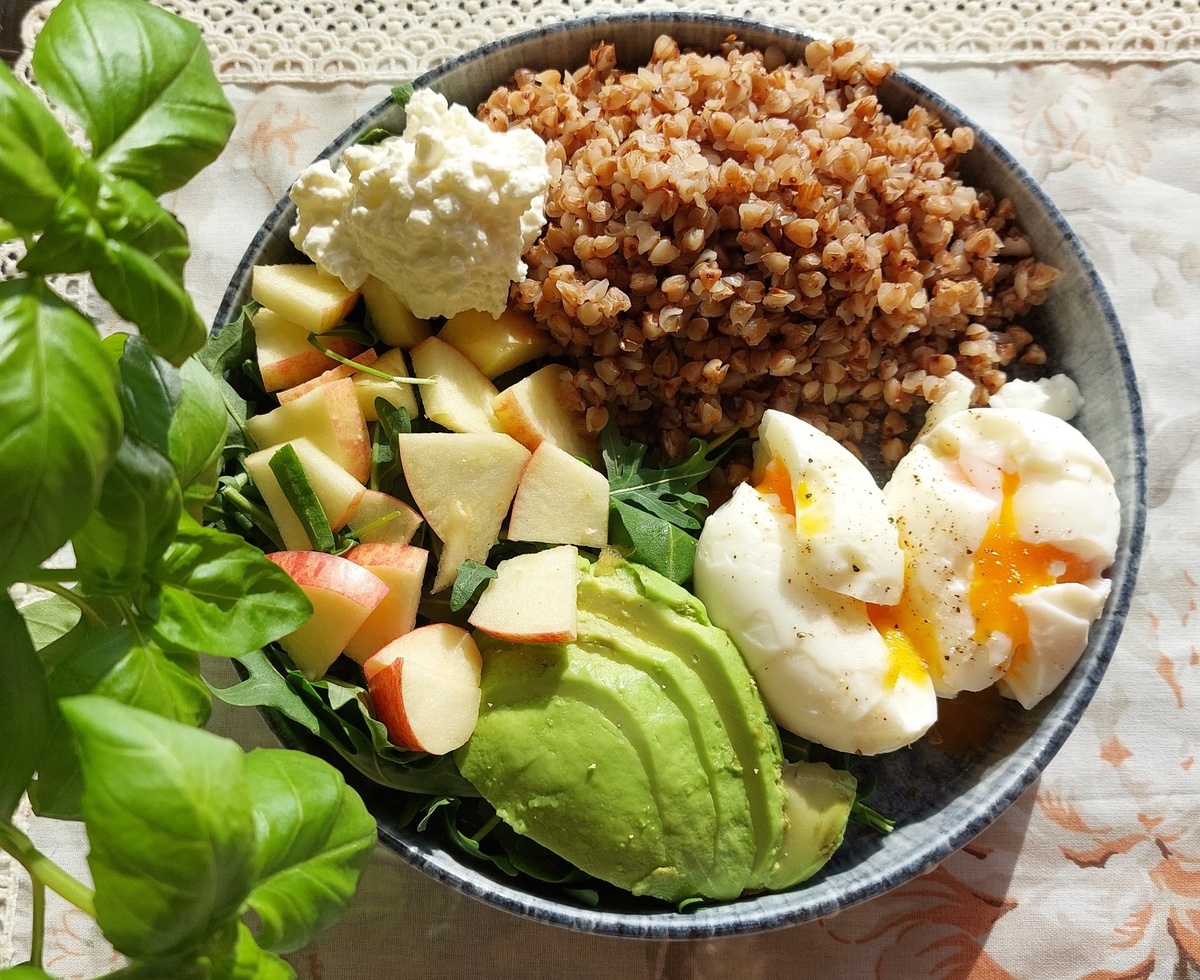 А кто работает, тот и ест нормально. Оставаясь при этом стройным, как Аня Прокофьева. 