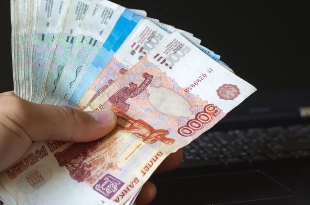    Почему должность одна, а зарплаты разные?