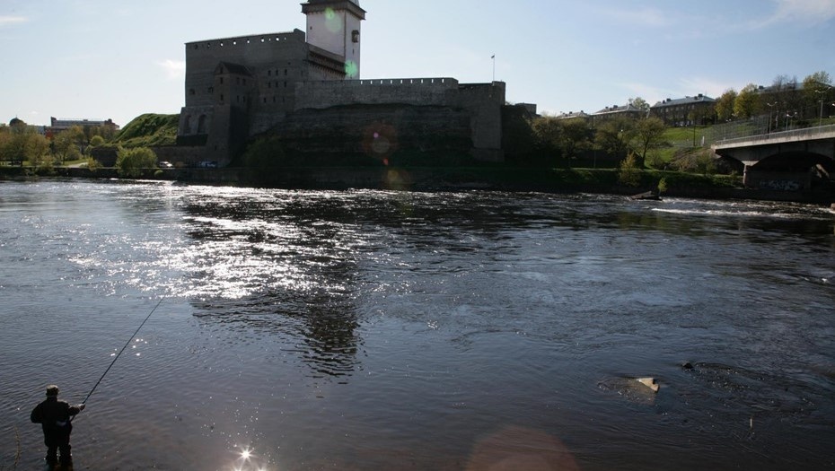    Вид на город Нарва в Эстонии с российского берега реки Нарвы. Автор фото: Trend/Андрей Федоров
