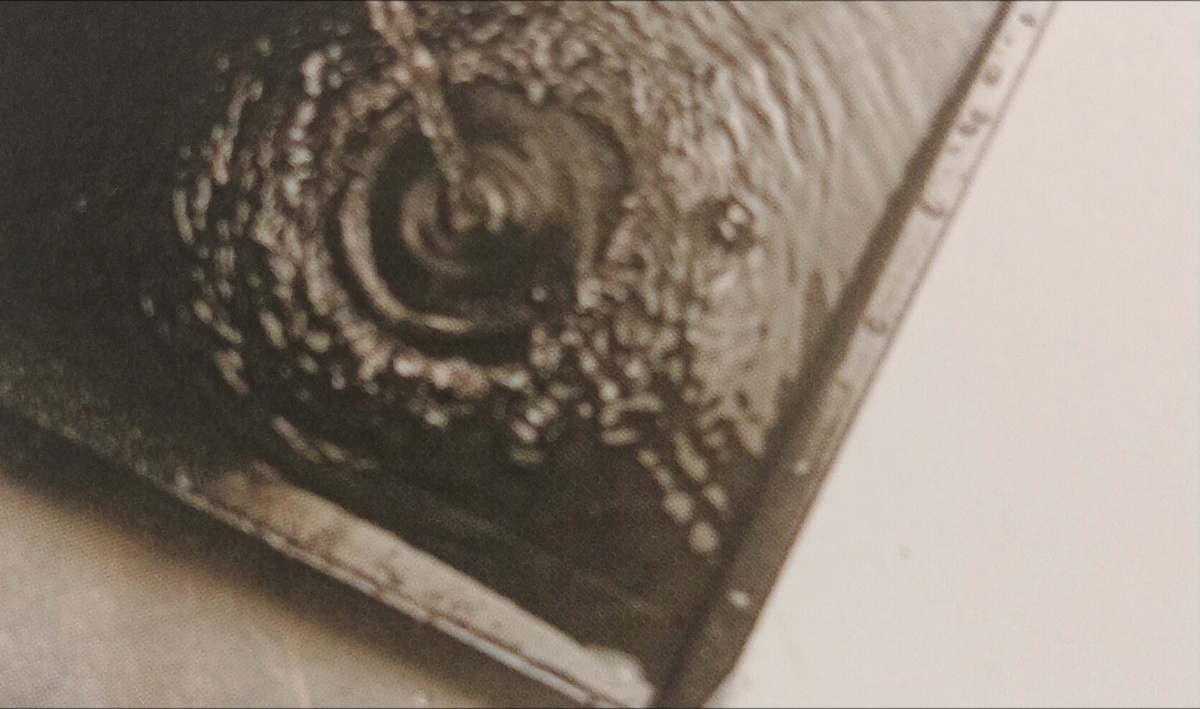 Не смазывайте жиром противень, достаточно промыть его холодной водой , не вытирать . Под воздействием высокой температуры вода будет испаряться.