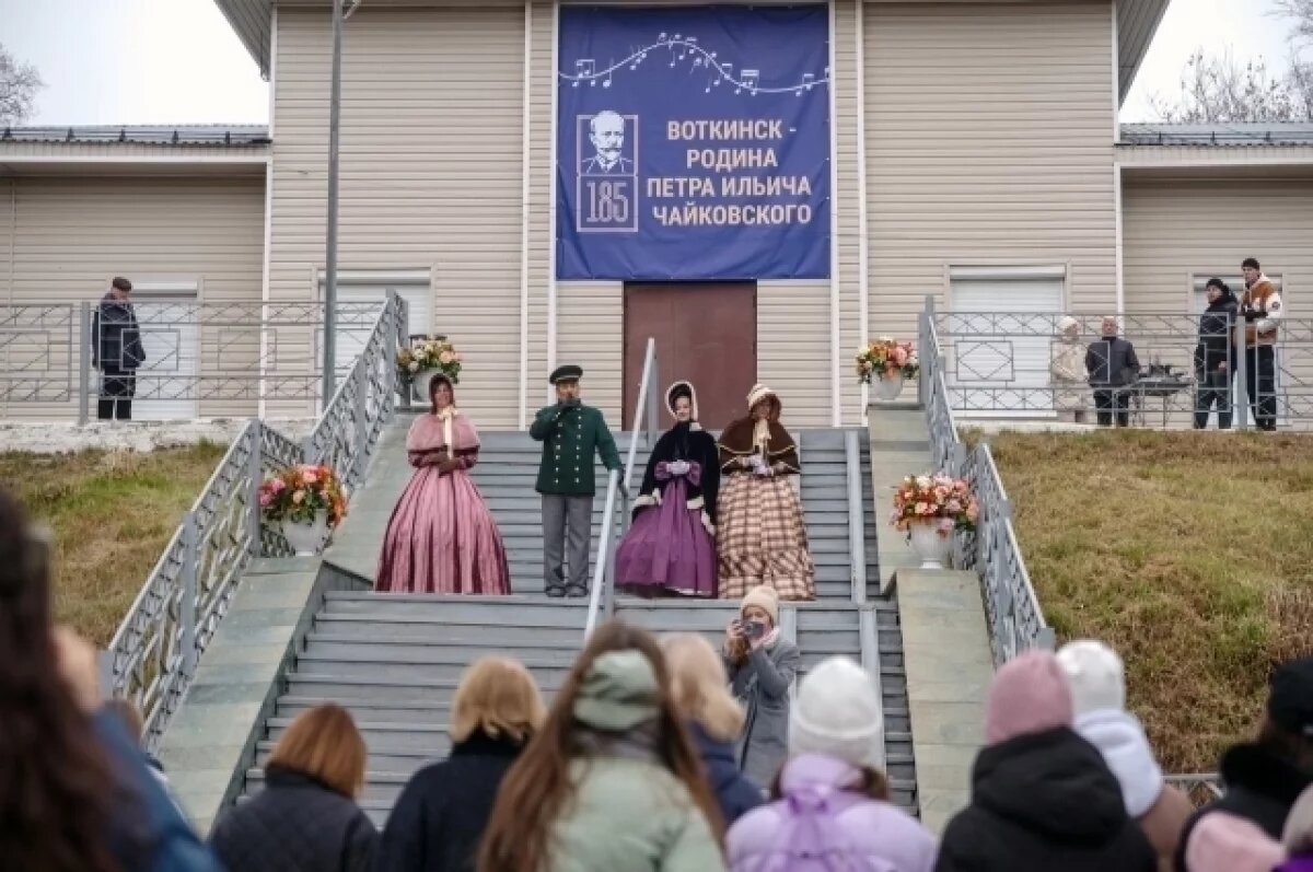    Летом в Ижевске пройдут большие опен-эйры на стадионе «Динамо», на набережной Ижевского пруда и на Соборной площади Воткинска. Вернётся и полюбившийся зрителям формат фестиваля – оперный и балетный спектакли на стадионе «Динамо»