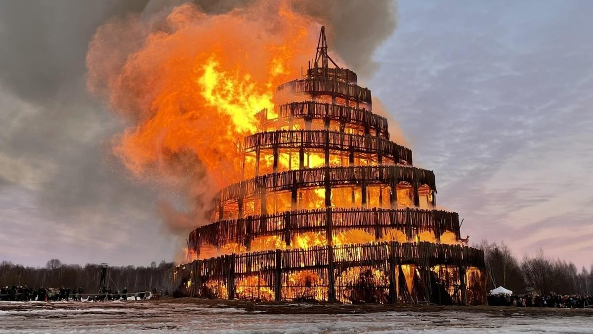 В 2022 году в парке «Никола-Ленивец» сожгли 23-метровую Вавилонскую башню. Проект принадлежит архитектору Екатерине Поляковой.