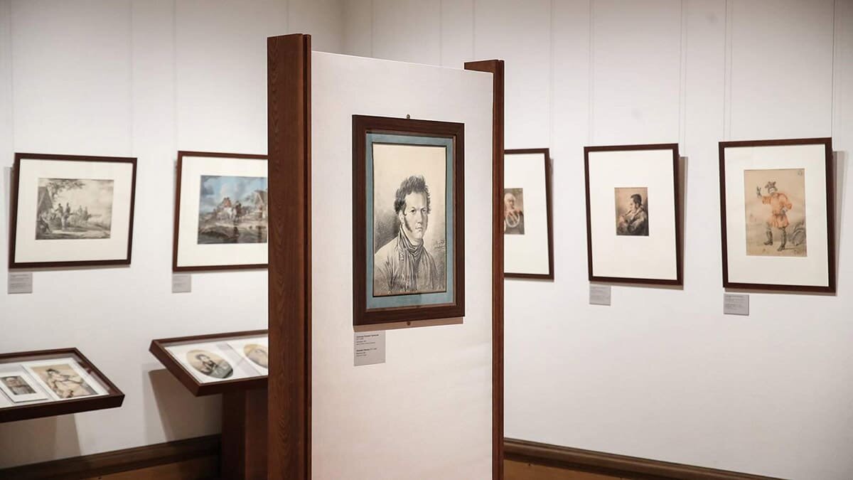 Так представительно выглядит хорошо оформленная графика в музейных залах. В данном случае - темная рамка и светлое пастпарту. А на переднем плане - рисунок оформлен в более темное, нейтрального цвета паспарту, которое сверху ограничивает светлый фон рисунка.