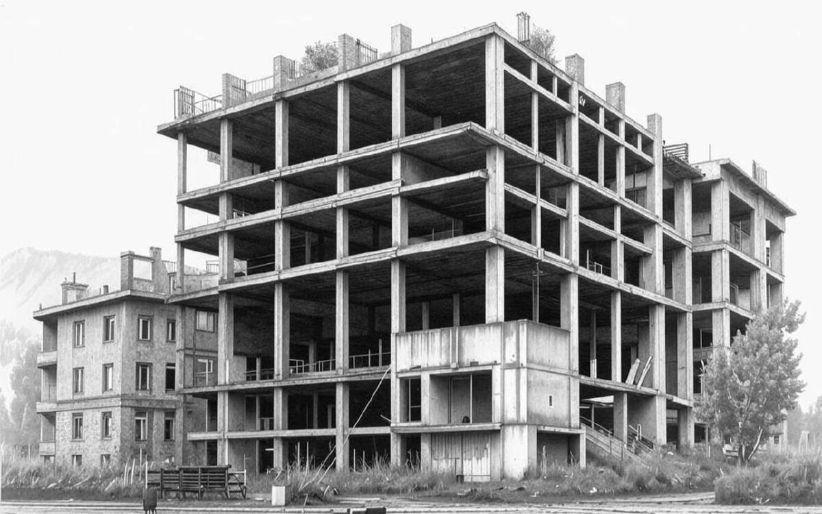    Прокурор добился реального срока для бывших глав липецкого «Эксстроймаша» Иллюстрация: нейросеть «Кандинский»