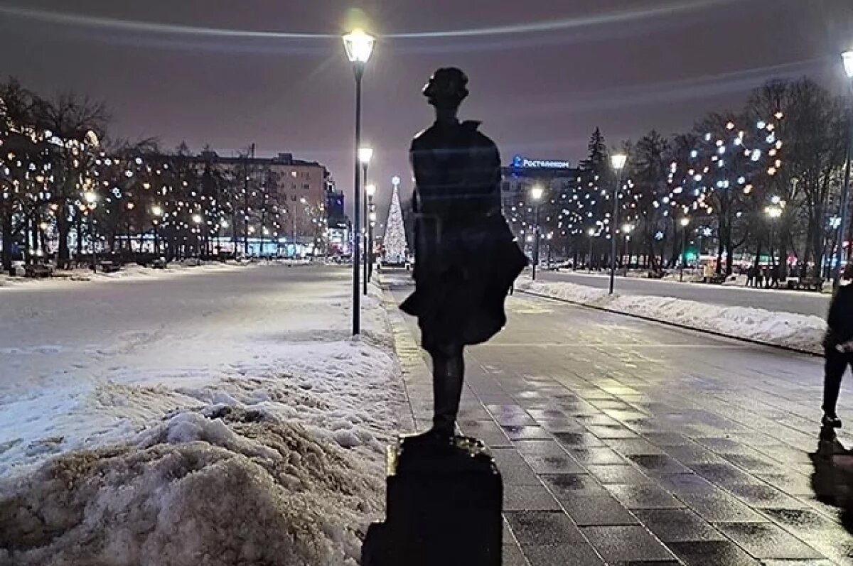    Мини-копию памятника Максиму Горькому снова сломали в Нижнем Новгороде