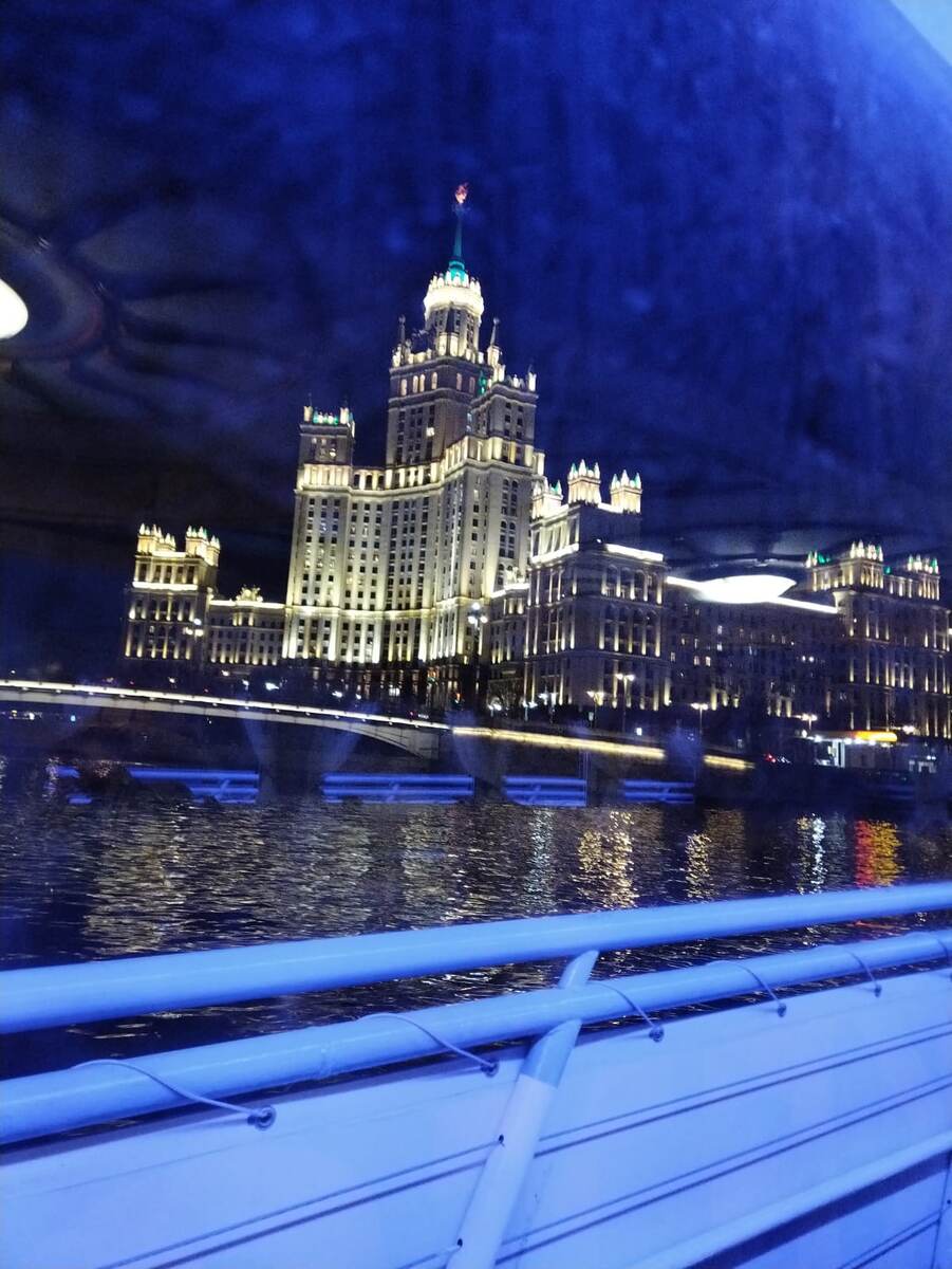 На ночной прогулке в теплоходе по Москве