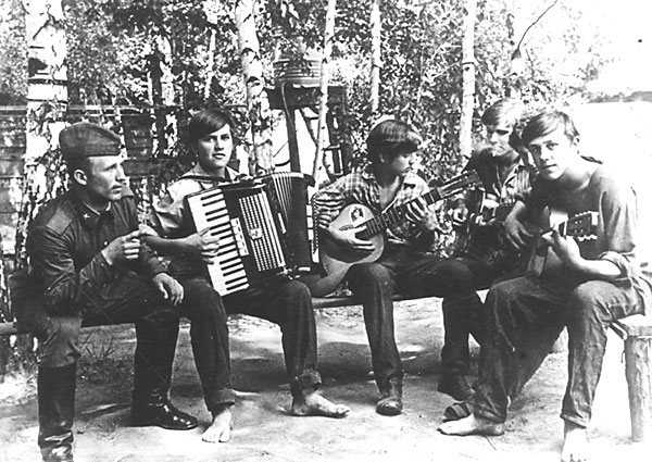 Виктор Глазков в центре с гитарой.