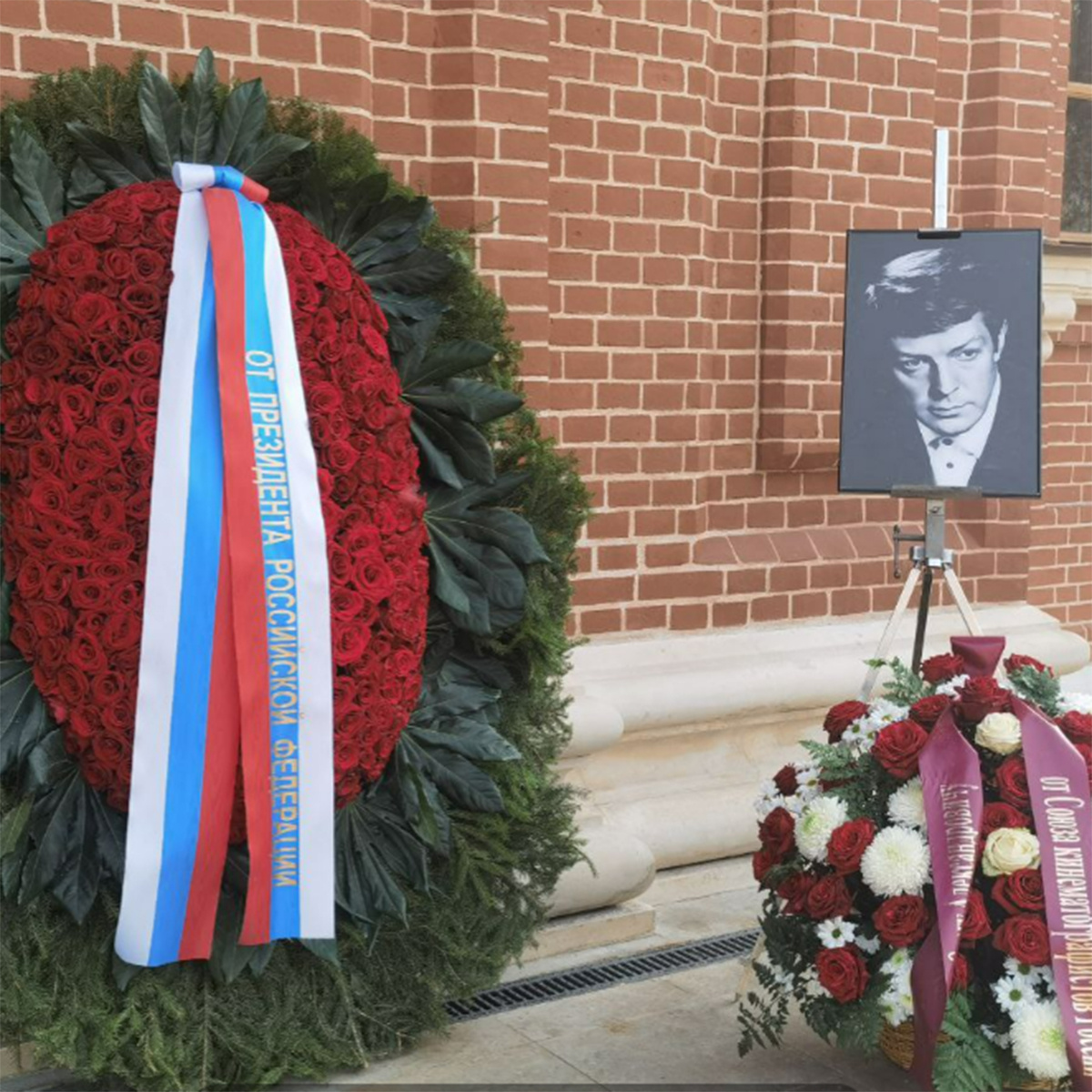 У входа в храм Святителя Николая — венок от президента РФ. Фото: Ольга Храбрых / Teleprogramma.org