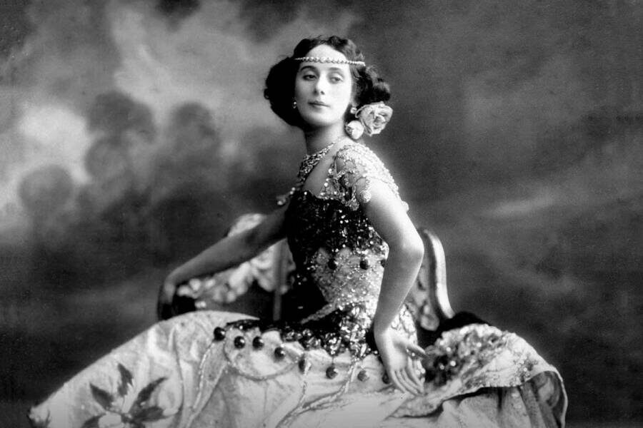 Анна Павловна Павлова (настоящее отчество — Матвеевна) — русская артистка балета, прима-балерина Мариинского театра в 1906–1913 годах, одна из величайших балерин XX века.