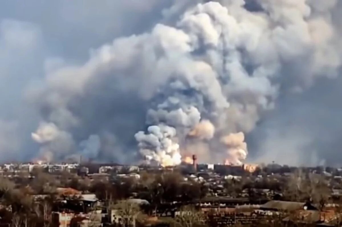    Мертвецов сваливают в кучи.