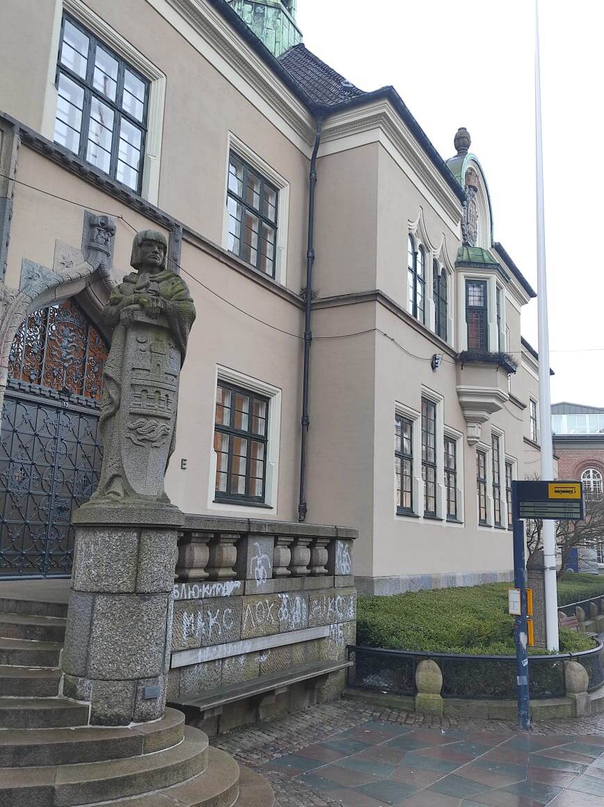 Сразу нашёл надписи на русском) 