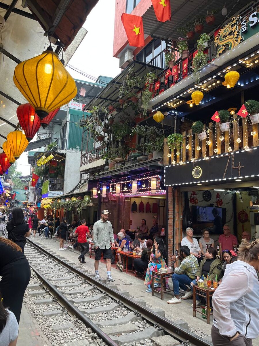 на этой улице самая большая конценьрация туристов