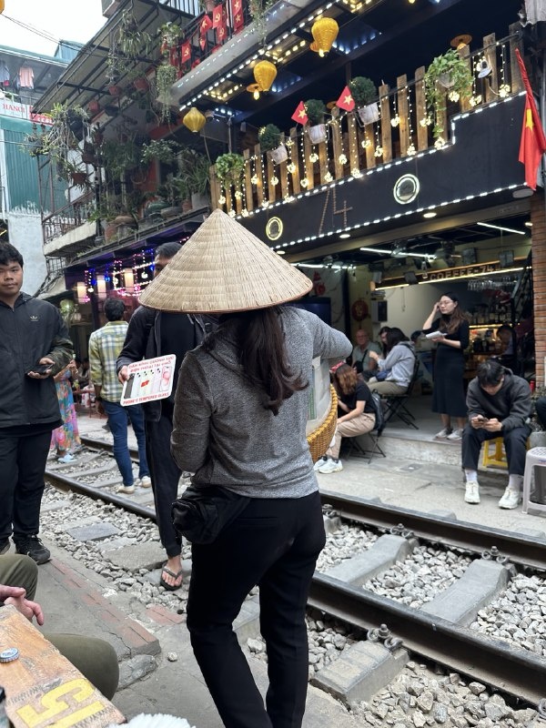 Местные продавцы сувениров снуют в обе стороны