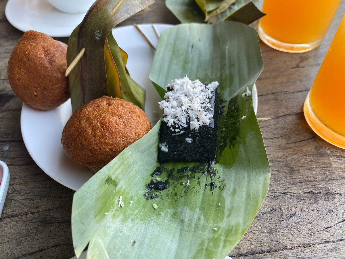 Оригинальные по вкусу десерты в пальмовых листьях