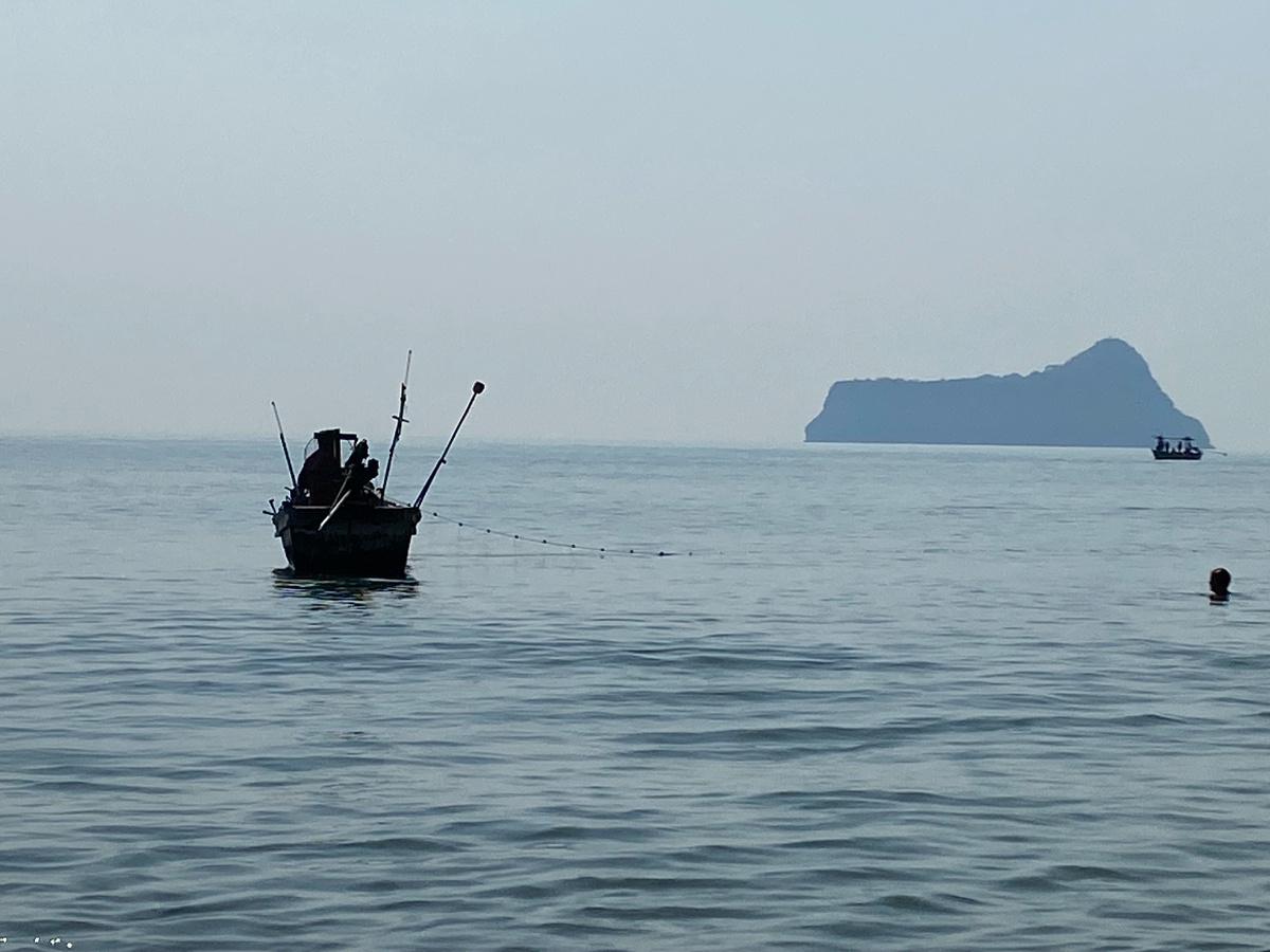 Пока выбирались сети, мы указывали путь к спасению оставшимся рыбкам...