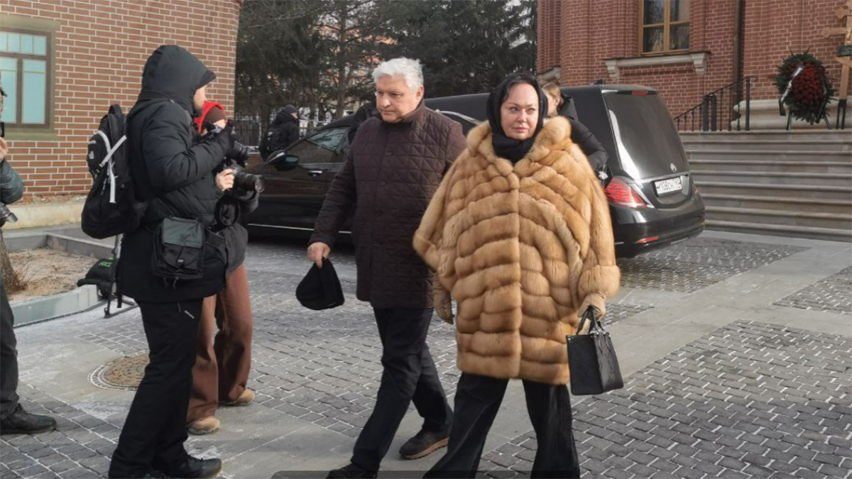 Лариса Гузеева пришла проститься с Олегом Стриженовым вместе с мужем. Фото: Ольга Храбрых / Teleprogramma.org