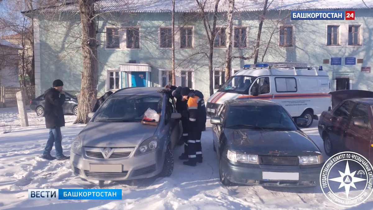    В Башкирии двухлетняя девочка заперлась в машине и уснула