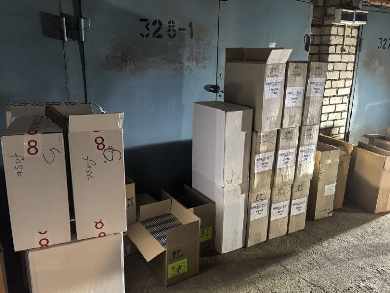    В итоге изъяли сигареты в пачках разных марок без нанесенных средств идентификации и без маркировки