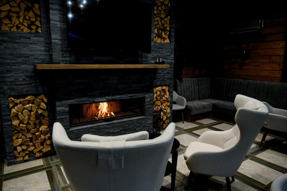 Уютная зона в частном доме с камином
