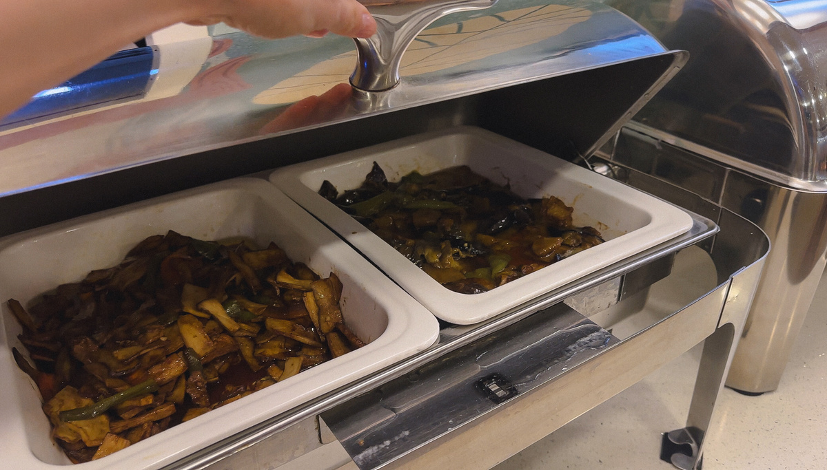 Сначала на выбор рис с овощами или лапша, потом что-то "мясное", как на фото