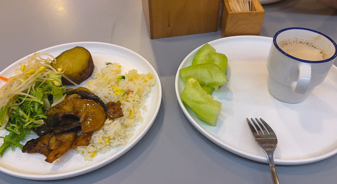 Примерно так выглядели мои завтраки. Набирать еды ходила два раза. Мой завтрак всегда плотный)