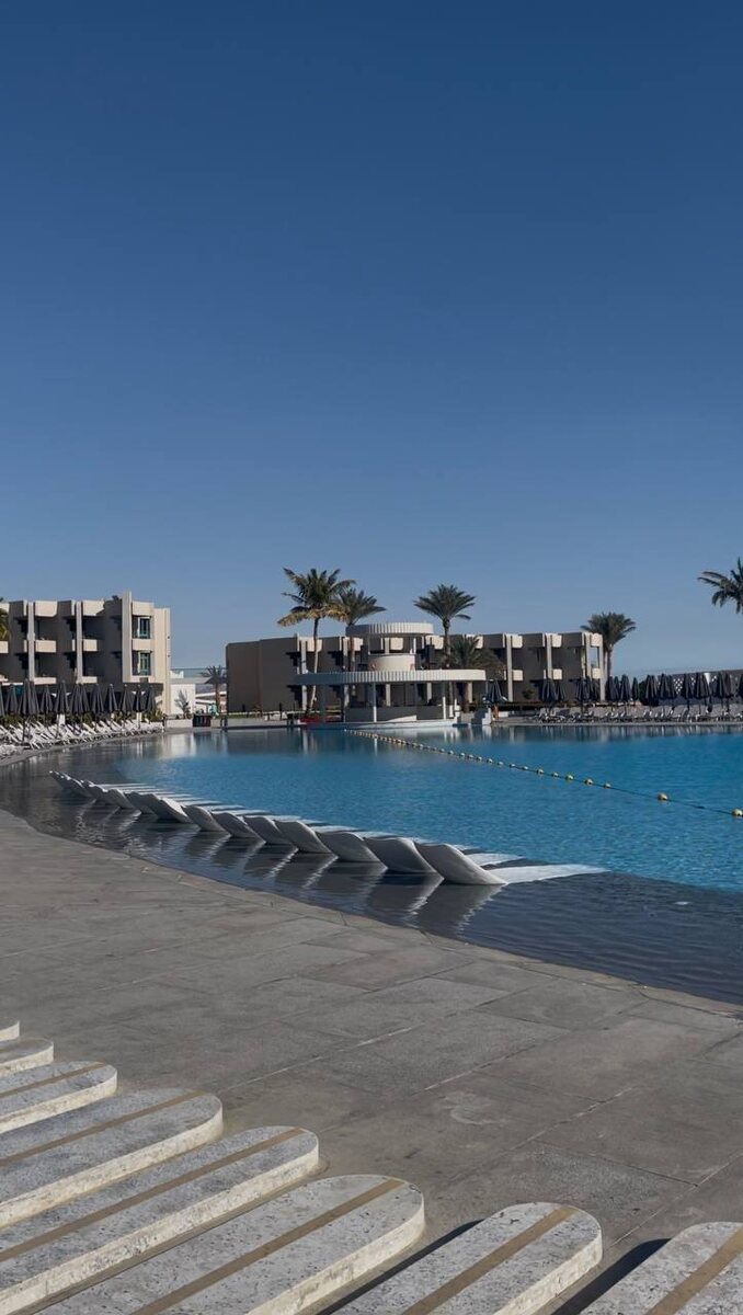 Бассейн и горки отеля V Hotel Sharm El Sheikh 5* в бухте Шаркс-Бей. (До реновации отель назывался Pyramisa Beach Resort Sharm El Sheikh 5*).