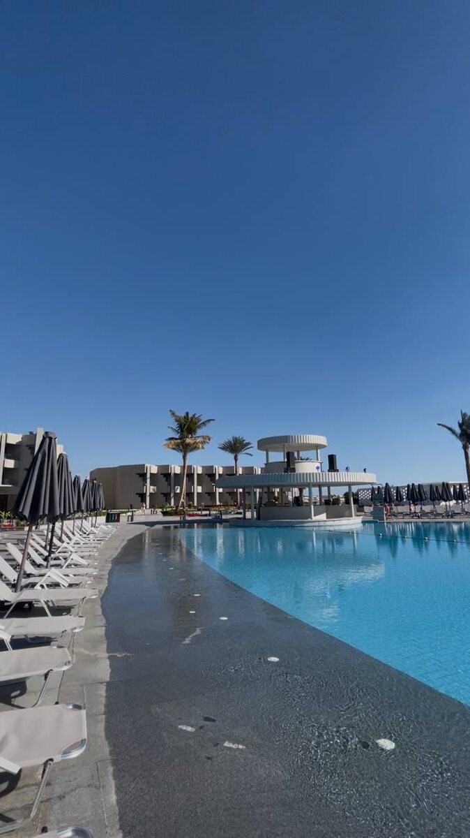 Бассейн и горки отеля V Hotel Sharm El Sheikh 5* в бухте Шаркс-Бей. (До реновации отель назывался Pyramisa Beach Resort Sharm El Sheikh 5*).