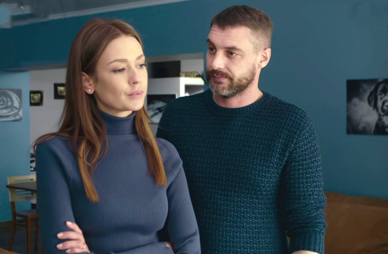 на фото Евгения Лоза и Антон Батырев в сериале "На качелях судьбы"