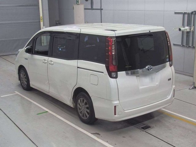 Toyota Noah 2015 года