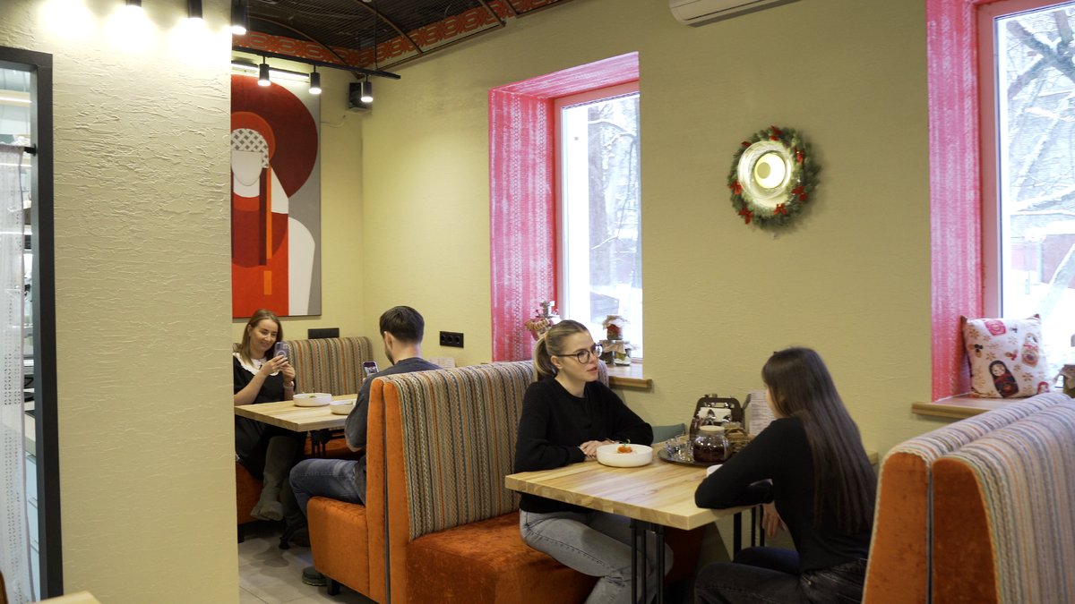 – Почему котлеты? Я отец двух детей, в нашем доме, как и в каждом, любят котлеты. И я решил, что это отличная идея для кафе. Ведь это семейное блюдо, домашняя кухня, – рассказывает предприниматель. Меню «Котлетной» разнообразно и включает в себя не только любимые всеми котлеты, но и салаты, домашние супы и множество блюд, знакомых каждому с детства. Поскольку наше кафе предлагает русскую домашнюю кухню, мы готовим для своих гостей с той же заботой и любовью, с какой готовим для своих близких.

