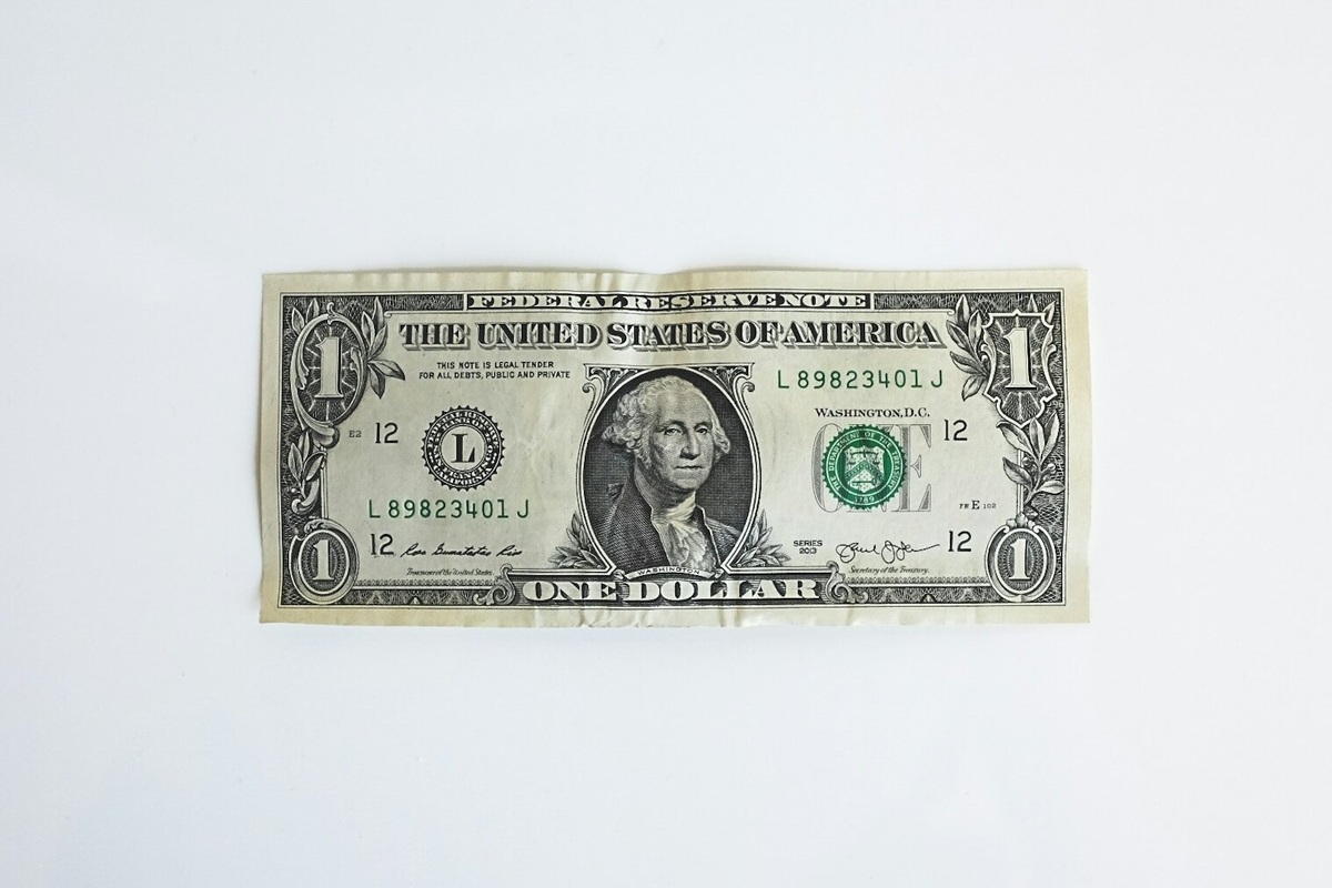     Доллар пробивает дно: почему падает американская валюта и что с ней будет дальше