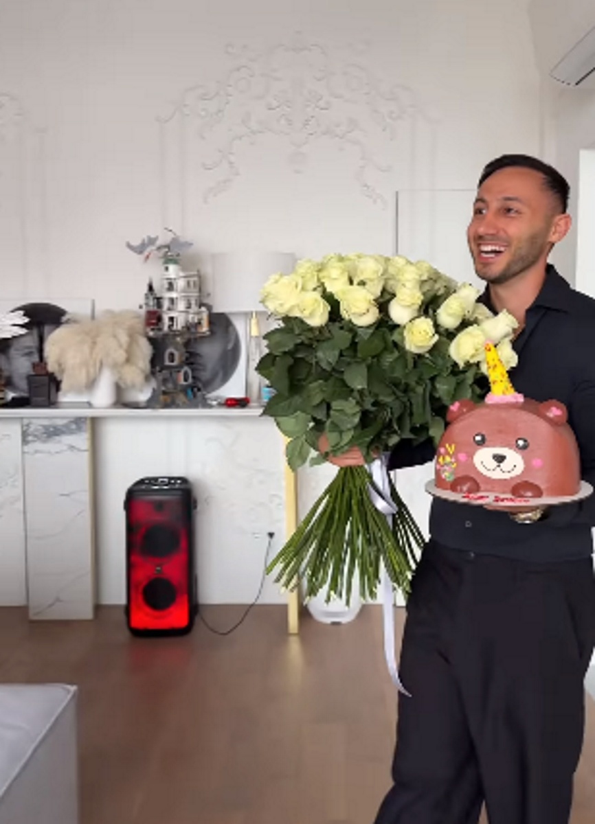 Арай Чобанян с букетом роз. Фото: соцсети