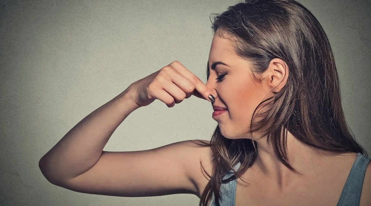    Вонючие запахи, такие как запах тухлых яиц, вызваны сероводородом, а запах пота — бактериями, разлагающими органические вещества на коже. Источник изображения: medicinehelpful.com