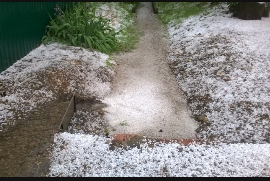 Фото называется "Майский град")