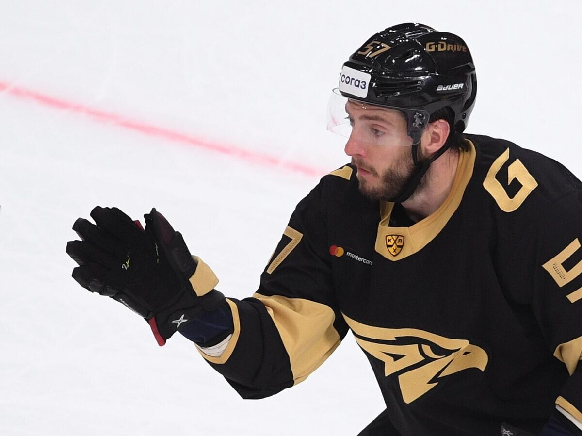    Игрок ХК "Авангард" Максим Гончаров в матче регулярного чемпионата Континентальной хоккейной лиги между командами ХК "Авангард" (Омск) и ХК "Адмирал" (Владивосток).© РИА Новости / Алексей Филиппов