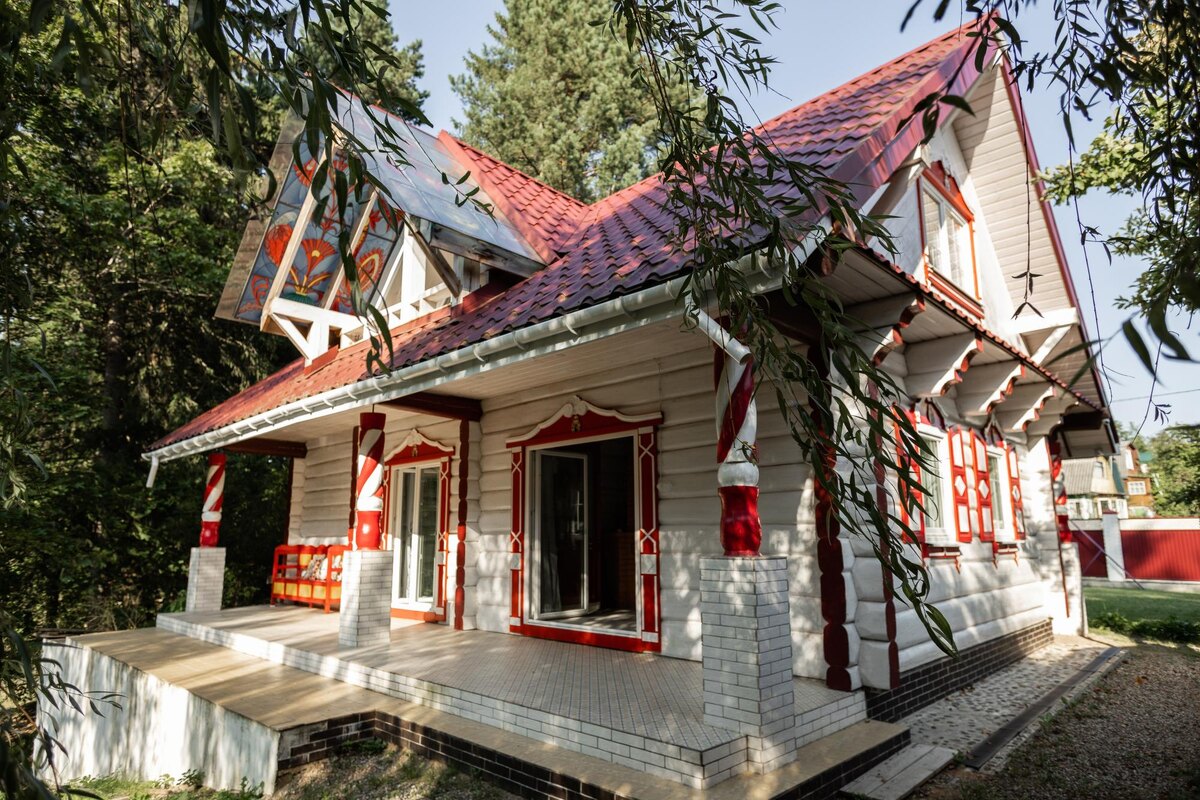 Внешний вид + план 1-го этажа.