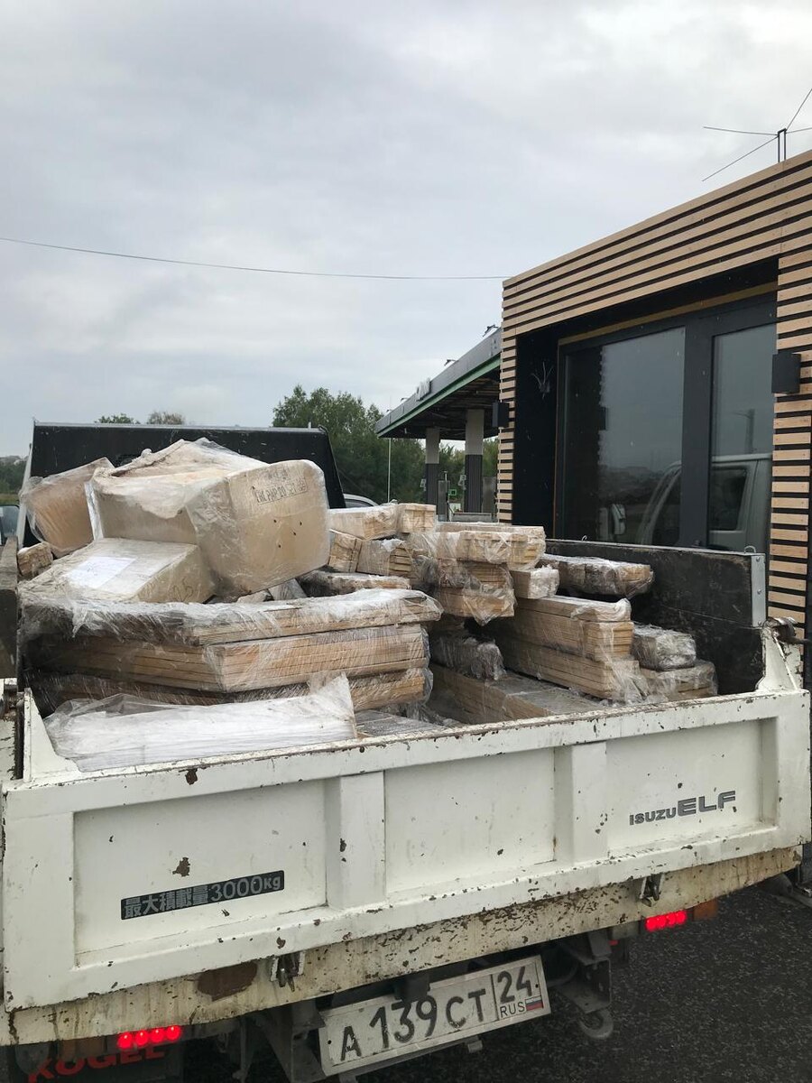 Упакованные детали комплекта каркаса гаража БарнХаус, габаритами 6х8 м вмещаются в один маленький грузовичок