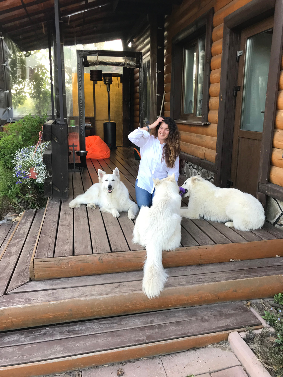 Это я, Евгения Марченко, и мои овчарки Харти, Бэйс и Ася